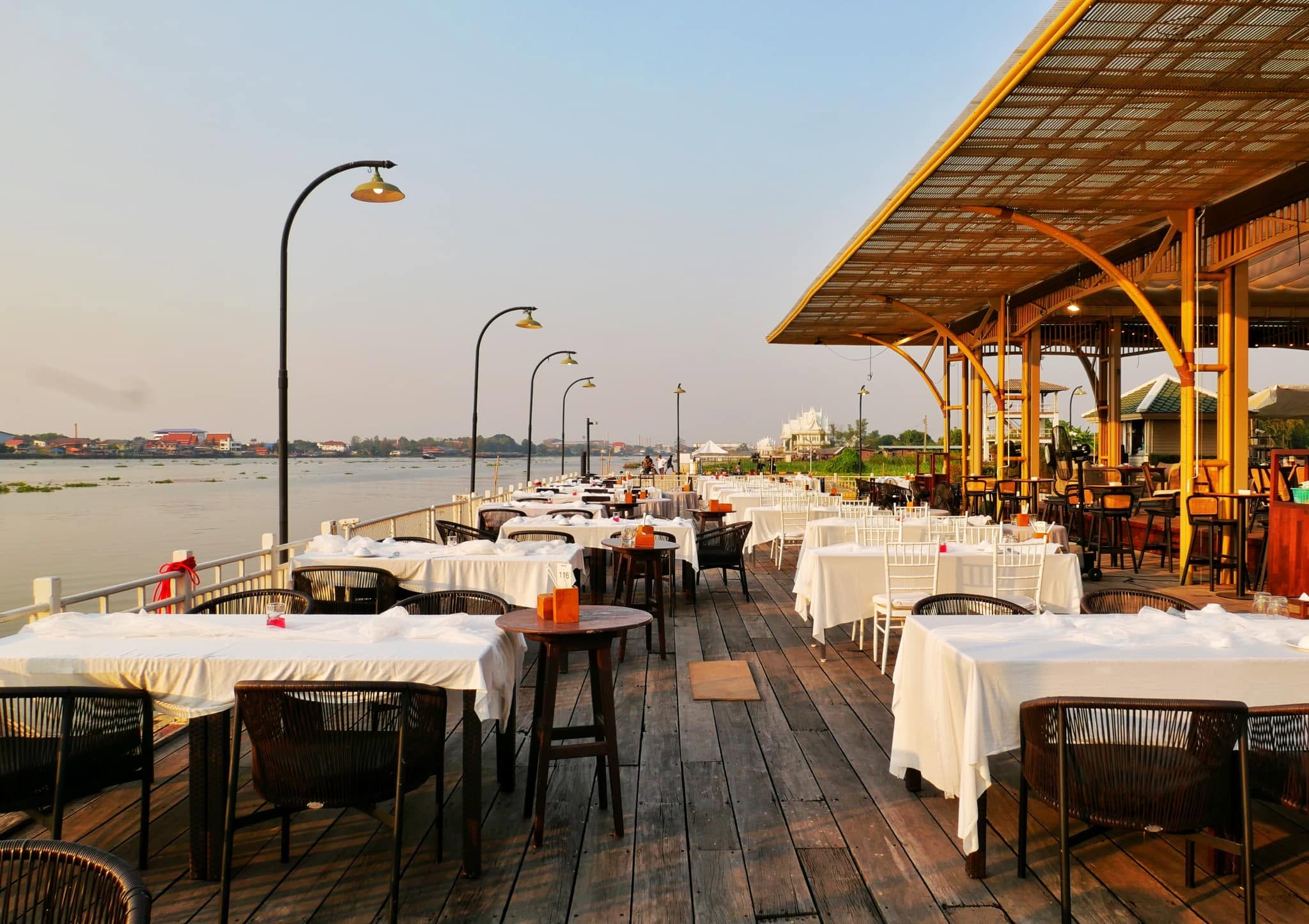 ระเบียงริมน้ำ Open-Air Deck